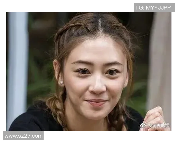 足球明星用心传递爱意表情比心展现真情流露